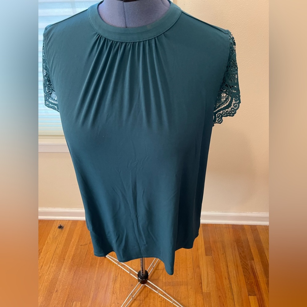 Torrid sz 2 Green Top w/Lace Detail